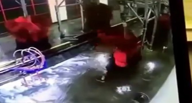 Le manager d'un car wash pris au piège d'un rouleau