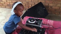 Incroyable du haut de ses 2ans ce petitbouchou est un excellent Dj il a remporté incroyable talent en Afrique du Sud