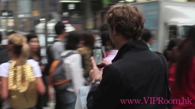 Une jeune femme sans pantalon se promène dans les rues de Hong Kong