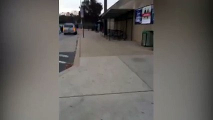 USA : un policier offre une paire de chaussures à un SDF