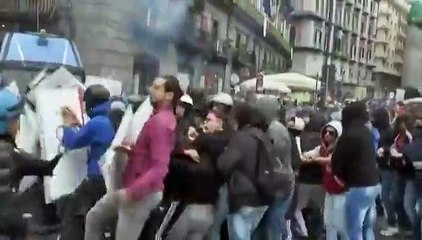 Italie : la manifestation contre la la réforme scolaire de Renzi est réprimée à Naples