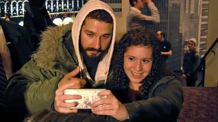 Shia LaBeouf pose avec ses fans après #ALLMYMOVIES