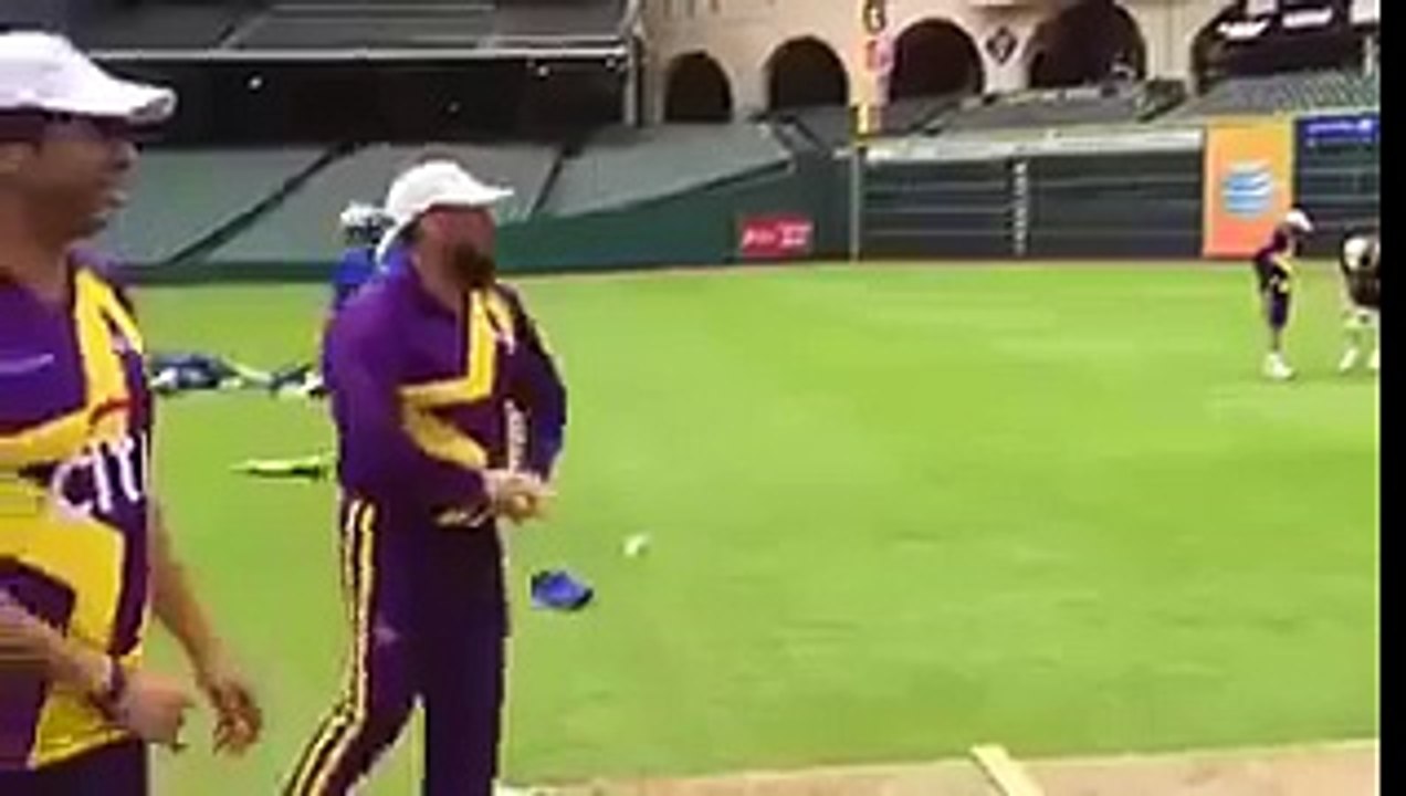 Wasim_akram_abusing__shoaib_akhtar_in_all_star_match