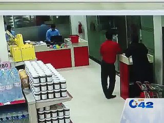 Robbers steal five hundred thousand rupees from Jalal Sons