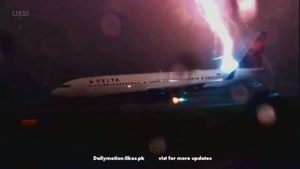 Watch Lightning Strike This Delta Plane - Video Dailymotion