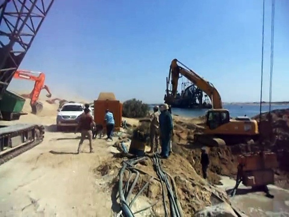الجيش يوزع وجبات على العاملين بقناة السويس الجديدة سبتمبر2014
