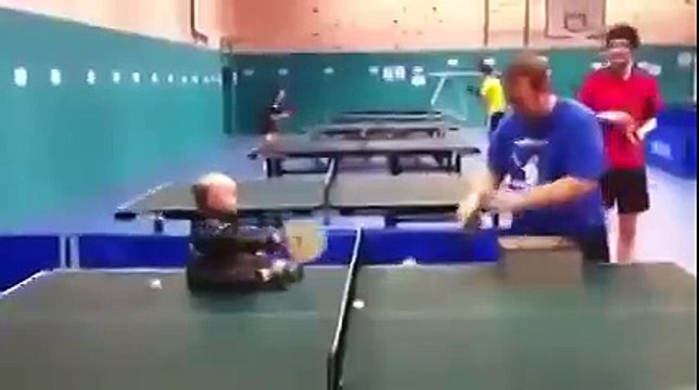 Малыш играет в пинг понг