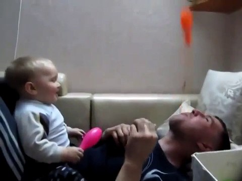 Малыш и папа смеются от души