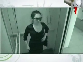 Asansördeki Kız Öyle Bir Şey Yapıyor ki