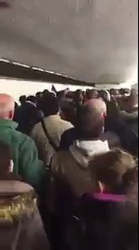 Attentats Paris: Des supporters entonnent la Marseillaise pendant leur évacuation !!