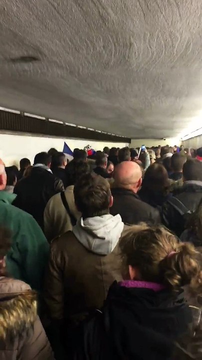 Des supporters chantent la Marseillaise pendant l’évacuation au Stade de France