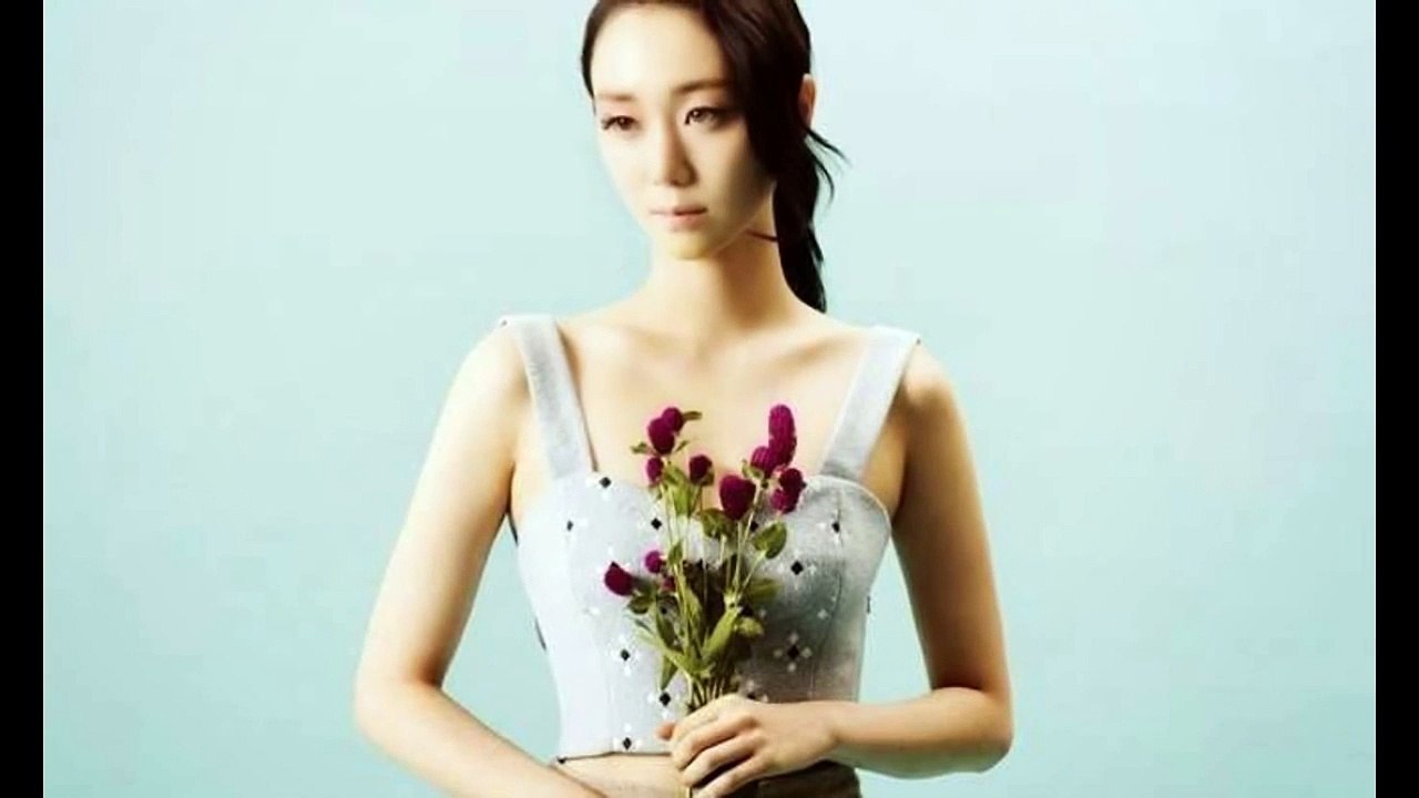 Lee Yoo Young shows off her perfectly slim figure on Esquire Magazine