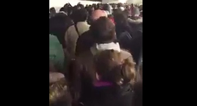 Des supporters Français entonnent la Marseillaise à la sortie du Stade de France