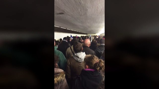 Des supporters chantent la Marseillaise pendant l’évacuation au Stade de France
