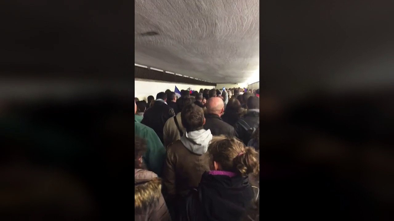 Des supporters chantent la Marseillaise pendant l’évacuation au Stade de France