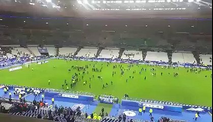 Chaos dans le stade Saint-Denis après avoir entendu le bruit des explosions en France, Allemagne et entretien assisté pa