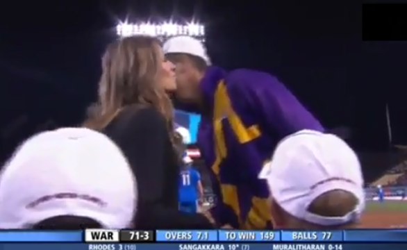 Saqlain Mushtaq Refuse to Shake Hands with Shane Warne Girlfriend