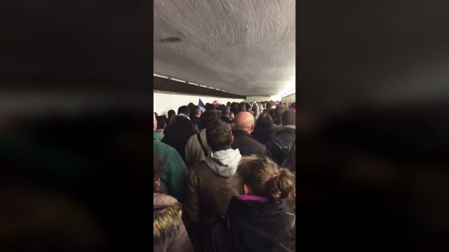 Des supporters chantent la Marseillaise pendant l’évacuation au Stade de France