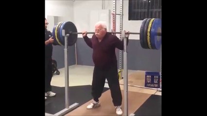 A 84 ans il fait de la musculation comme un jeune. Chapeau!
