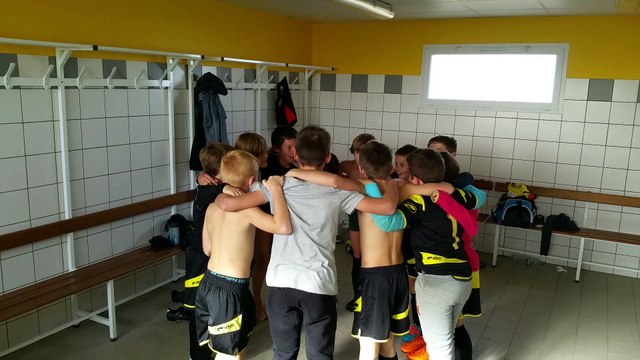 Le cri de la victoire des U11 après leur match contre Val d'Envigne victoire 8 à 1