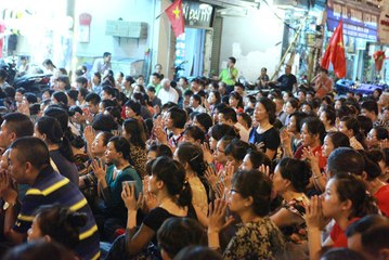 Cả trăm người giật đồ cúng cô hồn gây hỗn loạn đường phố