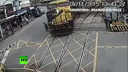 Not today death Old man narrowly avoids being hit by train in Brazil -