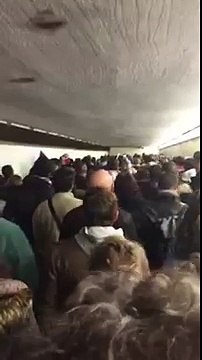 Des centaines de Français chantent la Marseillaise pendant l'évacuation du Stade de France
