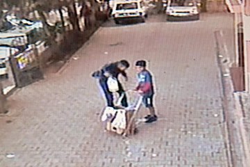 İşitme engelli çocuğu böyle gasp etti