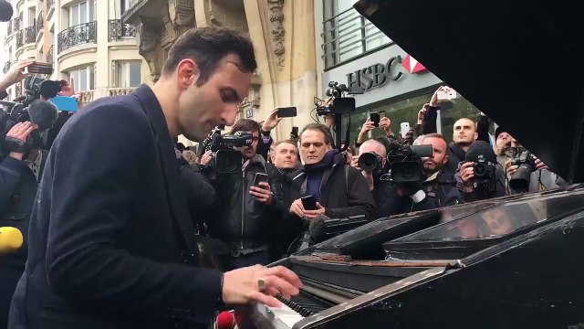 Transportant son piano à vélo, il vient jouer Imagine de John Lennon devant le Bataclan