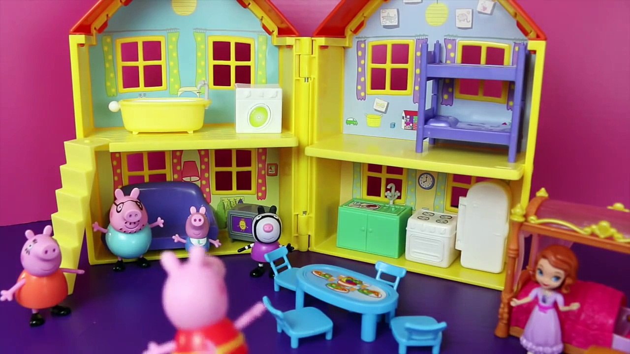 peppa Peppa Pig and Sofia The First SLEEPOVER!!! Slumber Party Zoe Zebra Royal Bed DisneyCarToy