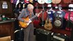 81-летний дедушка проверяет гитару перед покупкой-приколы