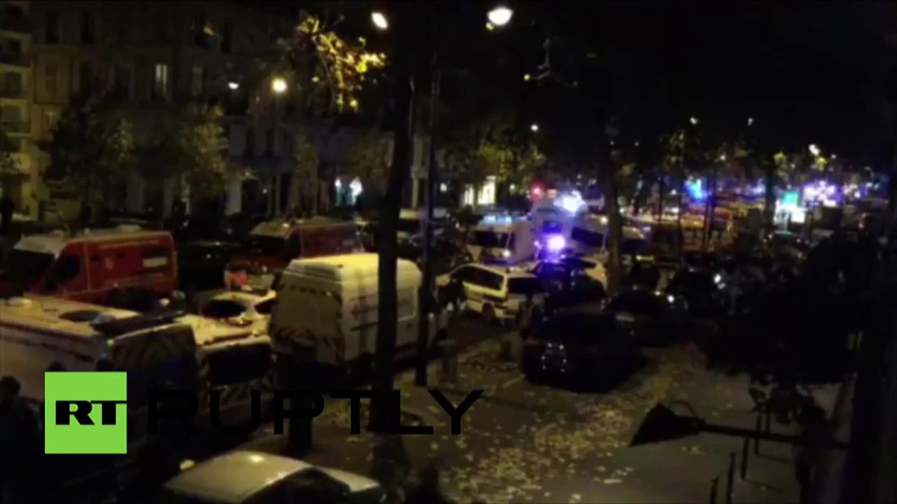 Les services de secours établissent un périmètre de sécurité devant le théâtre du Bataclan