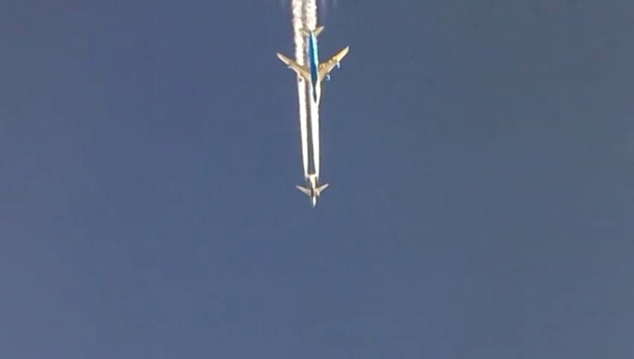 Airplane race : Boeing 747 overtaking a Boeing 737 over Bagdad