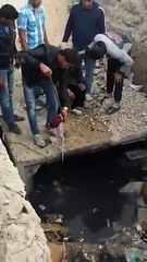 سقوط شيخ مسنّ في بركة ماء و إنقاذه من قبل شباب المنطقة