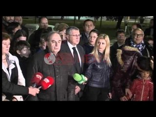 Ambasadori francez këndon himnin francez tek Piramida në Tiranë gjatë homazhe për sulmin në Paris