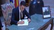 Sánchez firma el libro de condolencias de la embajada