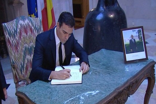 Sánchez firma el libro de condolencias de la embajada