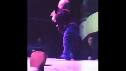 Verne Troyer Mini Me FALLS over on stage in Las Vegas nightclub