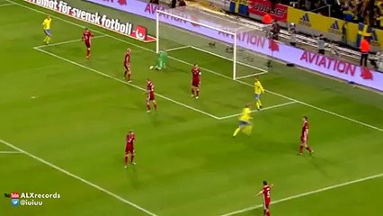 Paul Scholes nutmegs Chelsea’s John Terry, the Man United crowd loves it