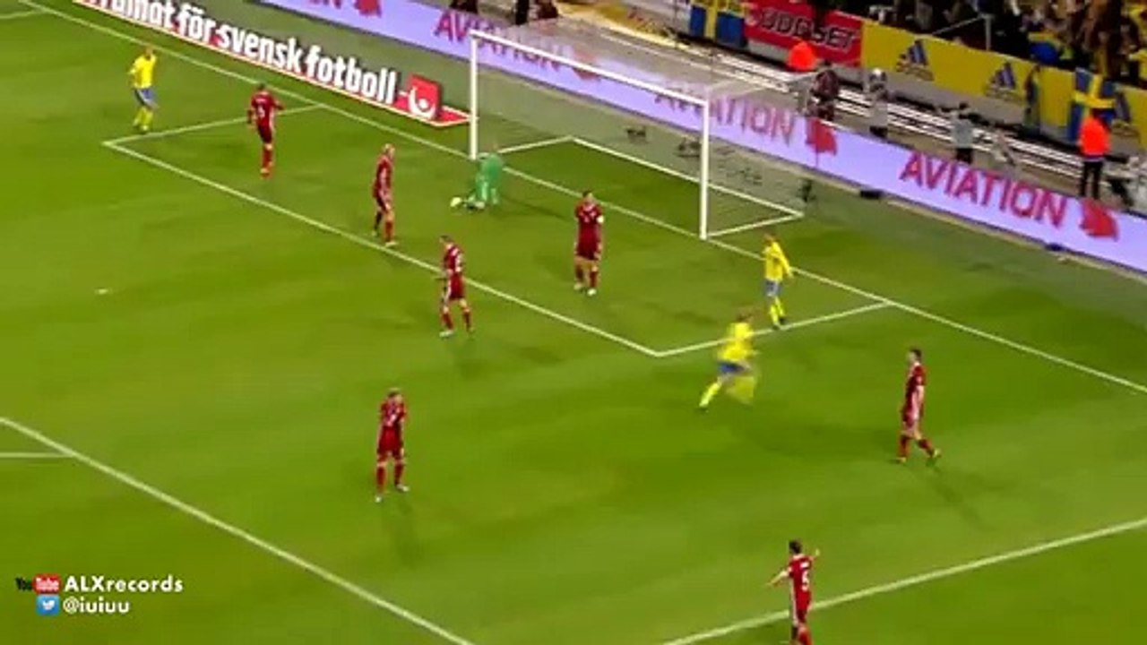 Paul Scholes nutmegs Chelsea’s John Terry, the Man United crowd loves it