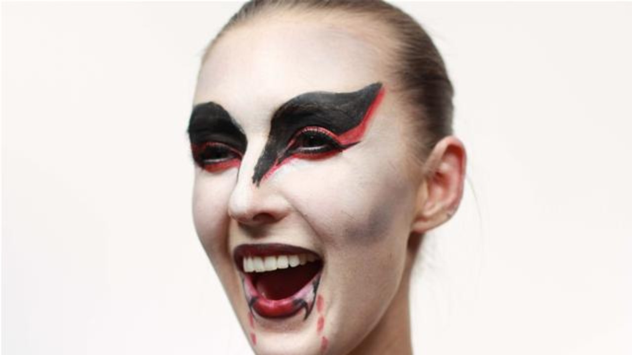 How to do a vampire look
