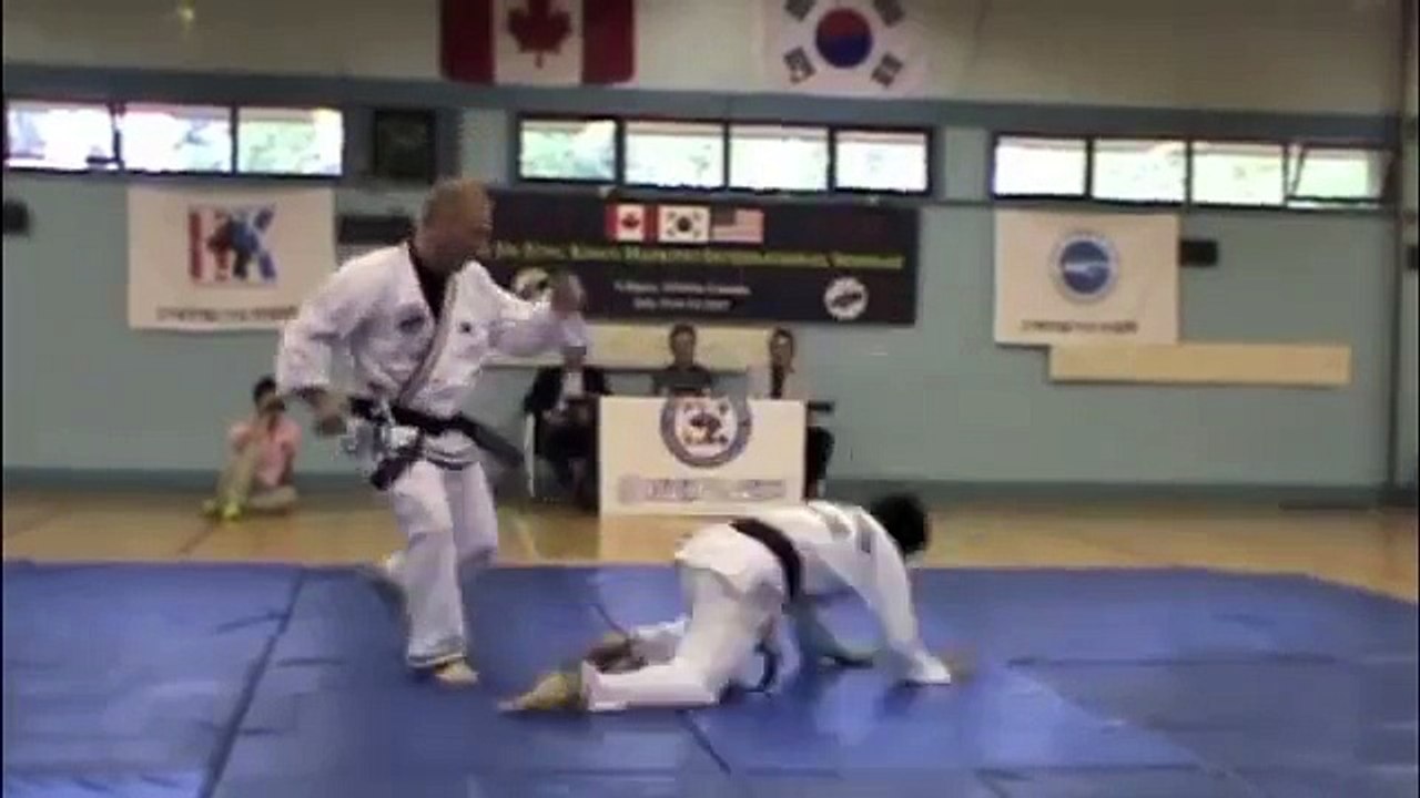 Maestro coreano enseñando Hapkido