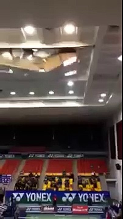 В зале рухнула крыша