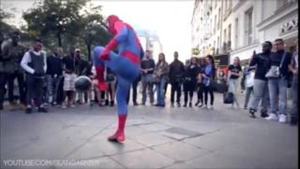 【神業】スパイダーマンがフリースタイルサッカー！