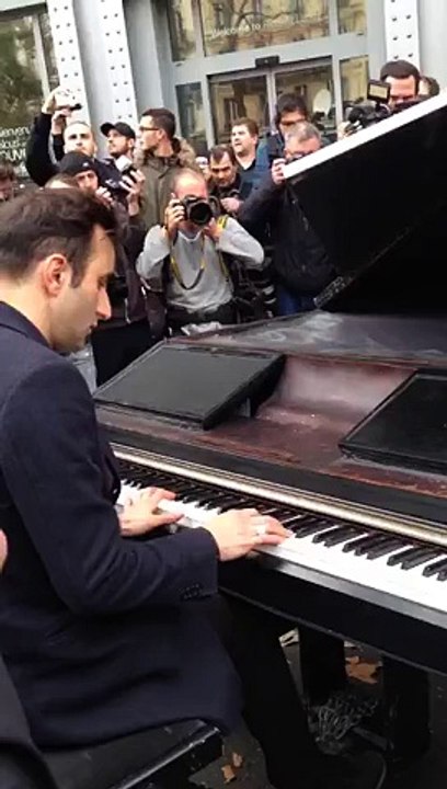 Un inconnu joue Imagine devant le Bataclan