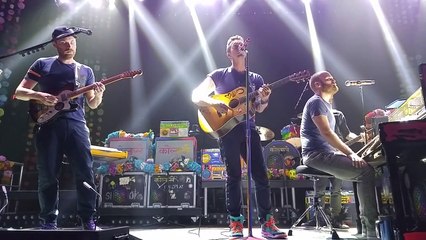 Imagine en version acoustique par Coldplay (13-11-2015)