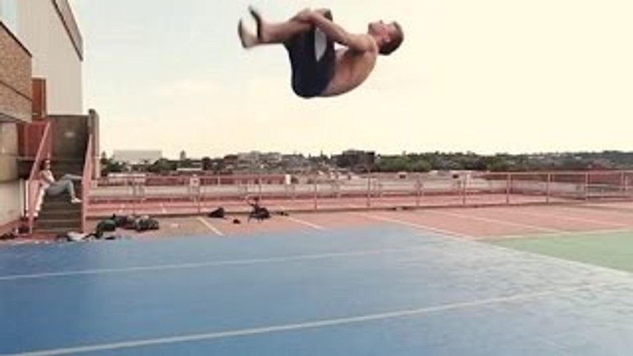 【神業】人間離れした回転連発！エアトリック・マット！