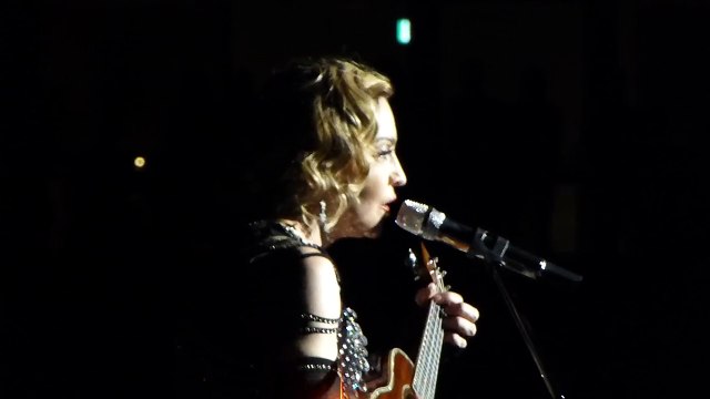 Attentats à Paris: Madonna rend hommage aux victimes des attentas du 13 novembre en chantant «La vie en rose» en français