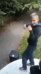 un jeune pas nous faire la démonstration de une danse