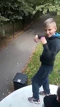 un jeune pas nous faire la démonstration de une danse